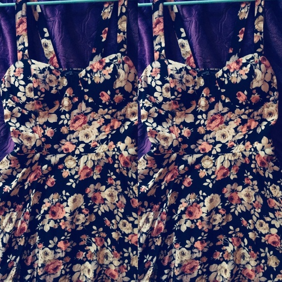 (SOLD) BN* Floral patterned Skater Dress 🌸 - Picture 3 of 8